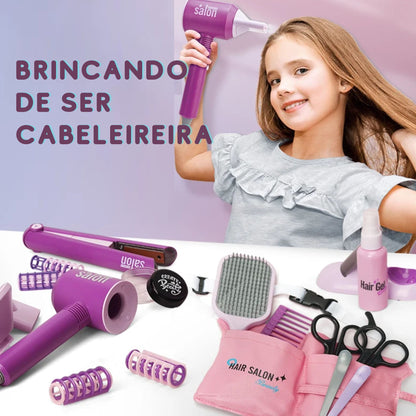 menina brincando de ser cabeleireira usando o secador com todos os acessórios do kit sendo mostrados.