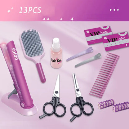 kit 13 peças: prancha, escova, pente, gel de cabelo, duas tesouras, duas presilhas, dois cartões VIP, dois bobs.