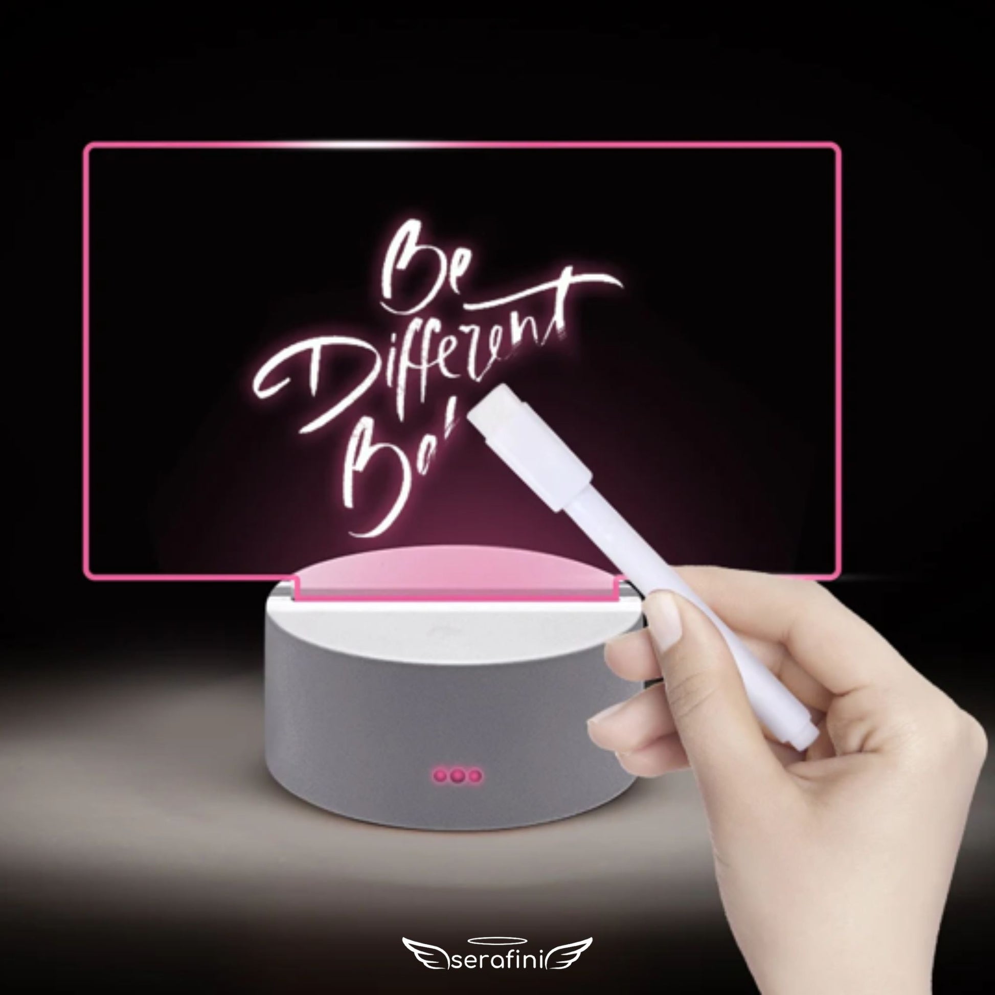 Uma mensagem escrita na lousa sendo apagada com a caneta borracha que acompanha o produto.