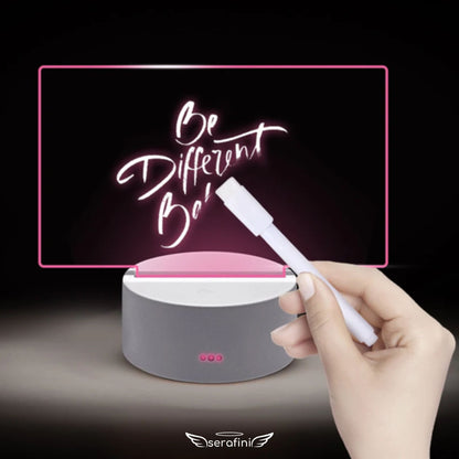 Uma mensagem escrita na lousa sendo apagada com a caneta borracha que acompanha o produto.