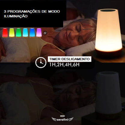 Uma mulher dormindo com a luminária acesa e a informação de 3 programações de modo iluminação. Abaixo, a mesma lulher dormindo, agora com a luminária apagada e a informação de timer de desligamento de 1h, 2h, 4h e 6h.