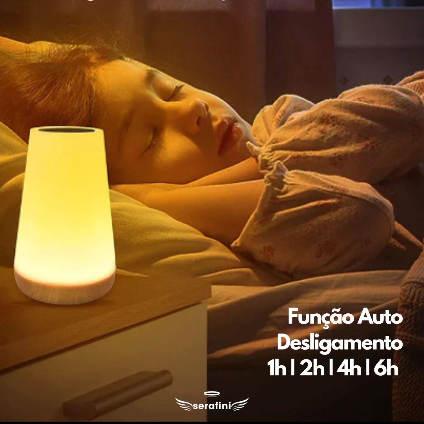 Um menino dormindo e a luminária acesa ao lado da cama. Informação de Auto Desligamento 1h, 2h, 4h e 6h.