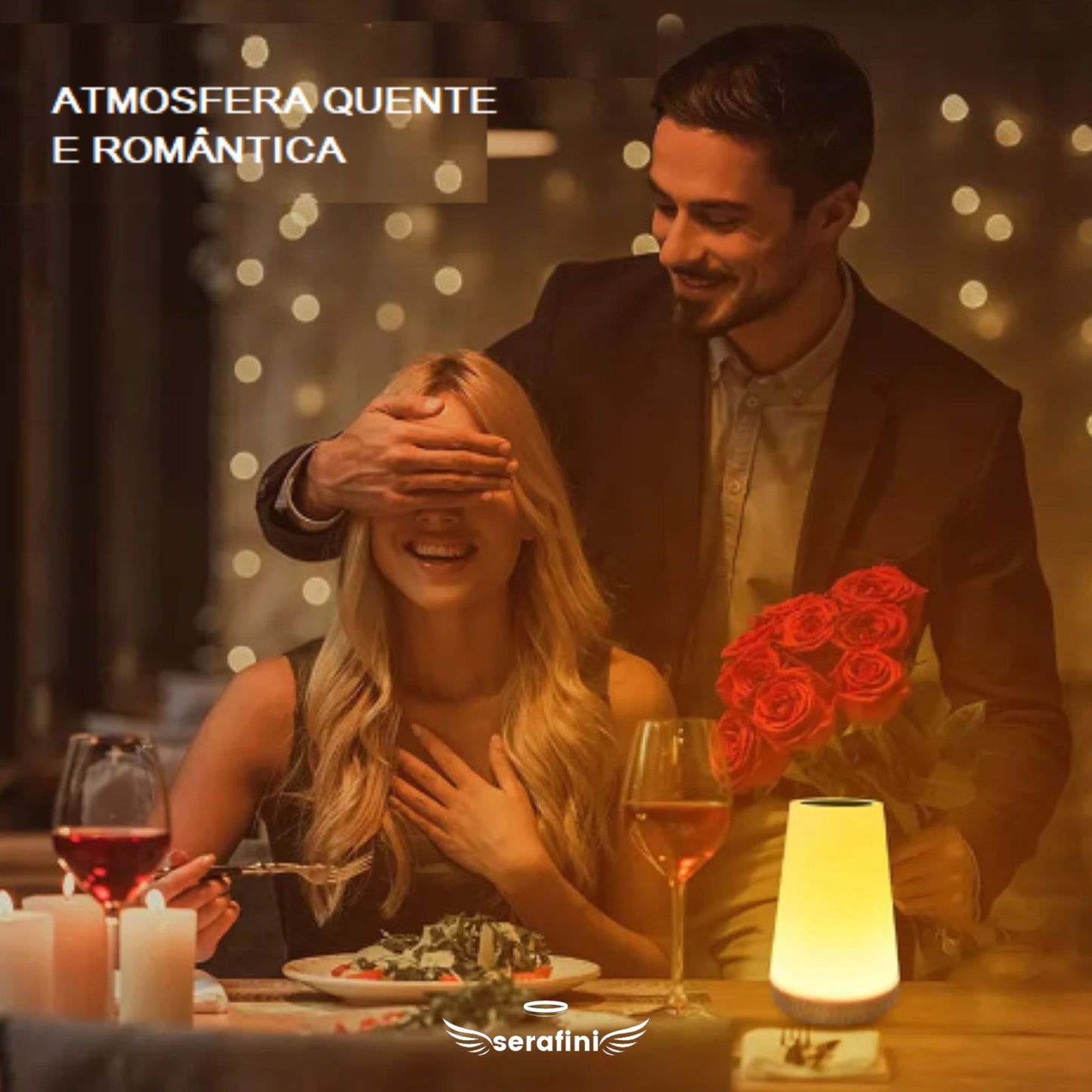 Uma cena romântica de um jantar, com uma linda mesa posta, uma taça de vinho tinto e a luminária delicada ao lado. Uma mulher está sentada à mesa com o garfo em mãos e um homem chega de surpresa e cobre seus olhos, para surpreendê-la com um buquê de rosas vermelhas.