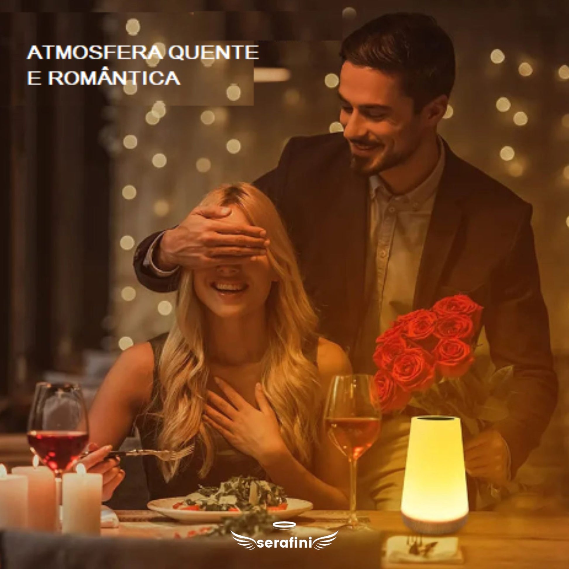 Uma cena romântica de um jantar, com uma linda mesa posta, uma taça de vinho tinto e a luminária delicada ao lado. Uma mulher está sentada à mesa com o garfo em mãos e um homem chega de surpresa e cobre seus olhos, para surpreendê-la com um buquê de rosas vermelhas.